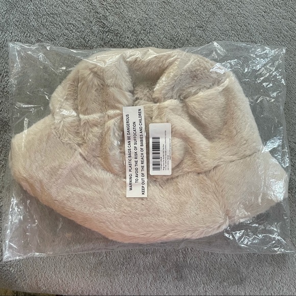NEW With Tag Pretty Little Thing Beige Faux Fur Bucket Hat One Size - Picture 2 of 5